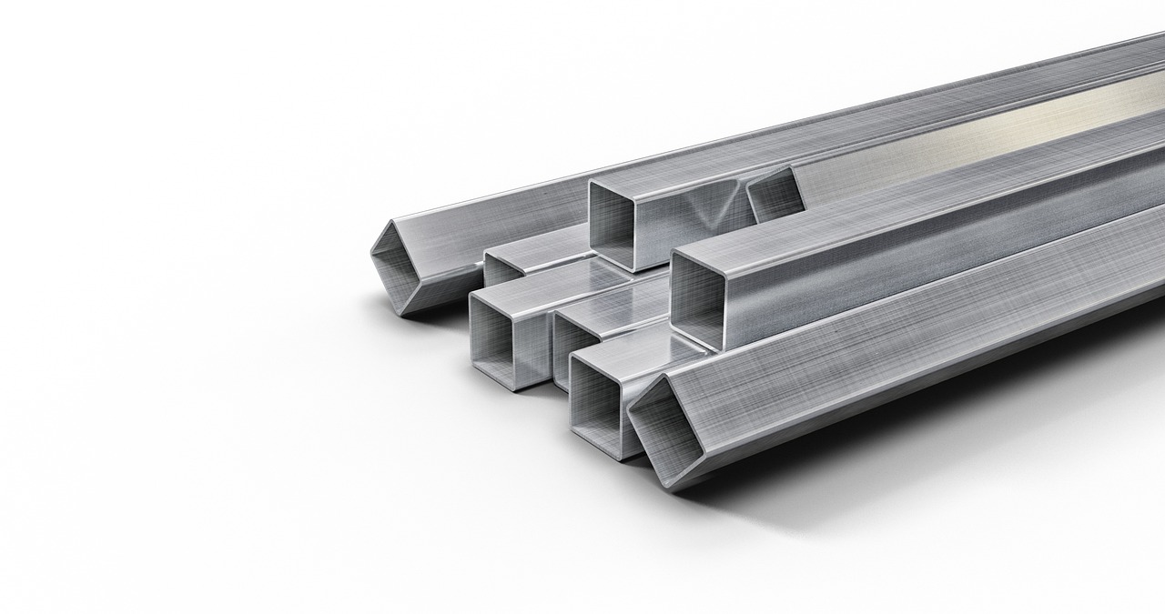 Metallrohre auf weißem Hintergrund